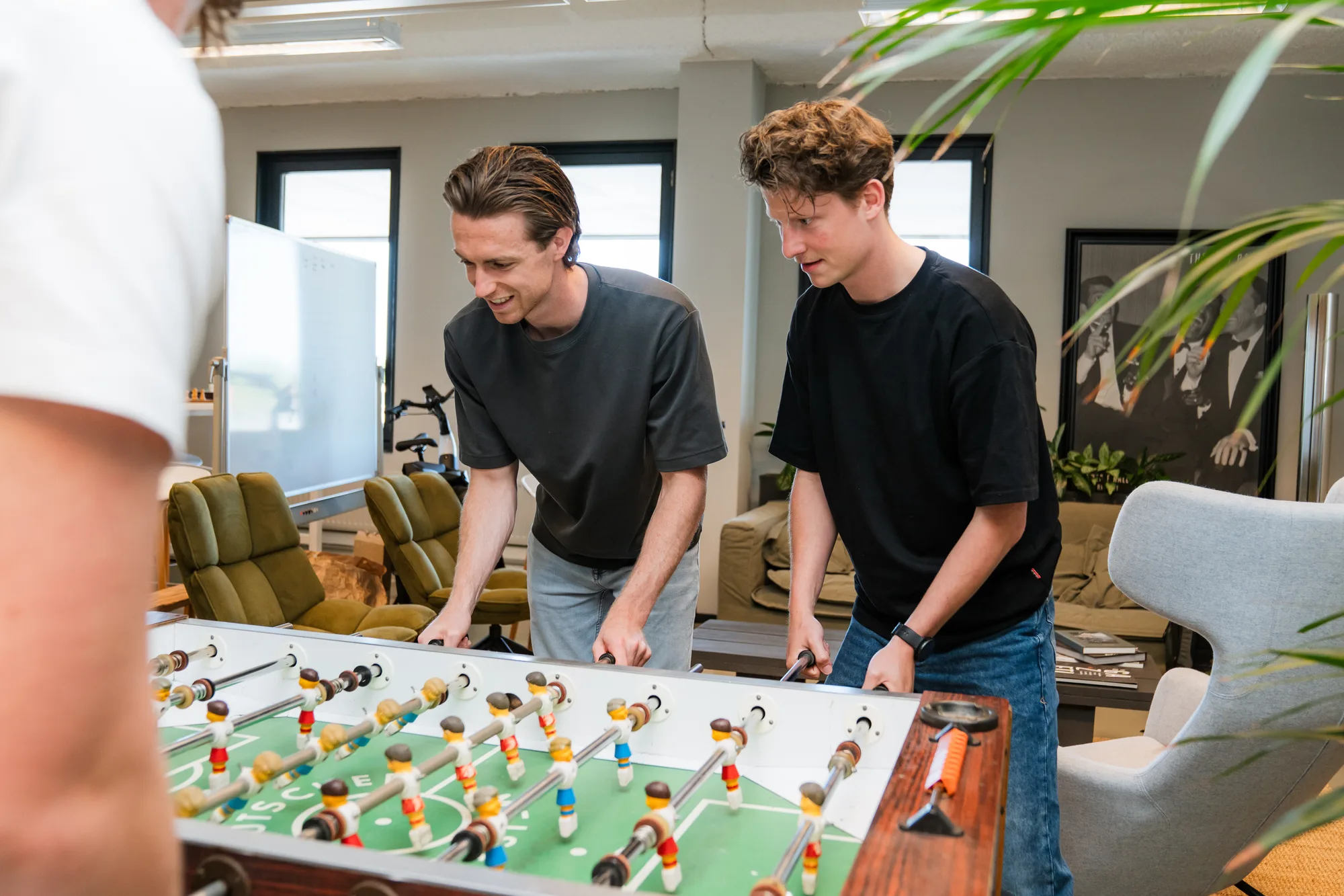Het team bij de tafelvoetbaltafel
